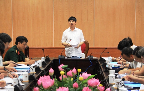 Chủ tịch UBND tỉnh nghe báo cáo quy hoạch chi tiết các dự án trọng điểm.
