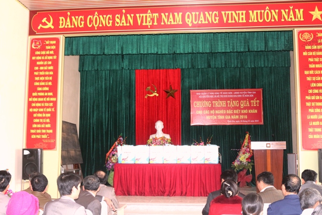 Ban quản lý Khu kinh tế Nghi Sơn tặng quà Tết cho người nghèo 34 xã thuộc Khu kinh tế Nghi Sơn