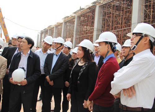 Phó Chủ tịch UBND tỉnh Lê Thị Thìn đi kiểm tra thực tế tại Nghi Sơn.