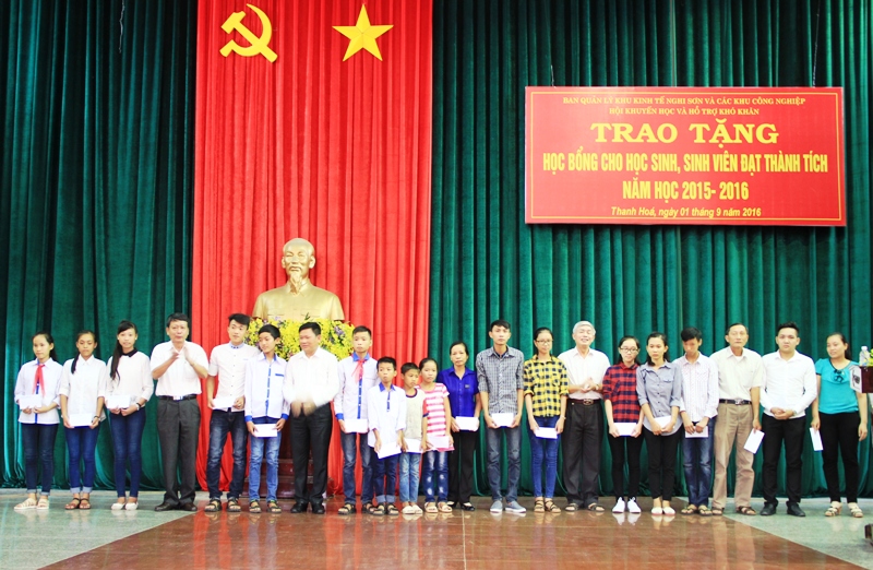Trao học bổng cho học sinh, sinh viên đạt thành tích xuất sắc trong năm học 2015 – 2016