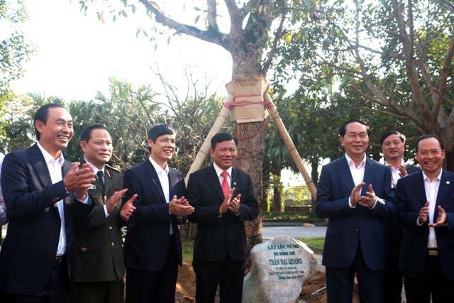 Chủ tịch nước Trần Đại Quang làm việc với Ban quản lý Khu kinh tế Nghi Sơn và các KCN