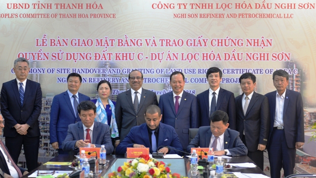 Bàn giao mặt bằng và trao giấy chứng nhận quyền sử dụng đất Khu C-Dự án Liên hợp Lọc hóa dầu Nghi Sơn