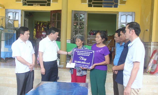 Ban Quản lý Khu Kinh tế Nghi Sơn và Các Khu công nghiệp trao quà hỗ trợ gia đình công nhân tử vong do tai nạn giao thông