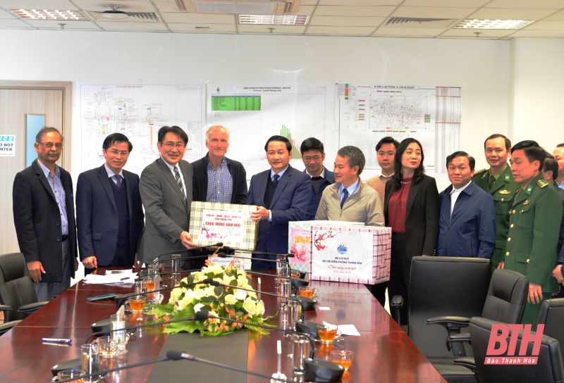 Chủ tịch UBND tỉnh Đỗ Minh Tuấn thăm, chúc tết Nhân dân, cán bộ, chiến sỹ và công nhân lao động trên địa bàn thị xã Nghi Sơn