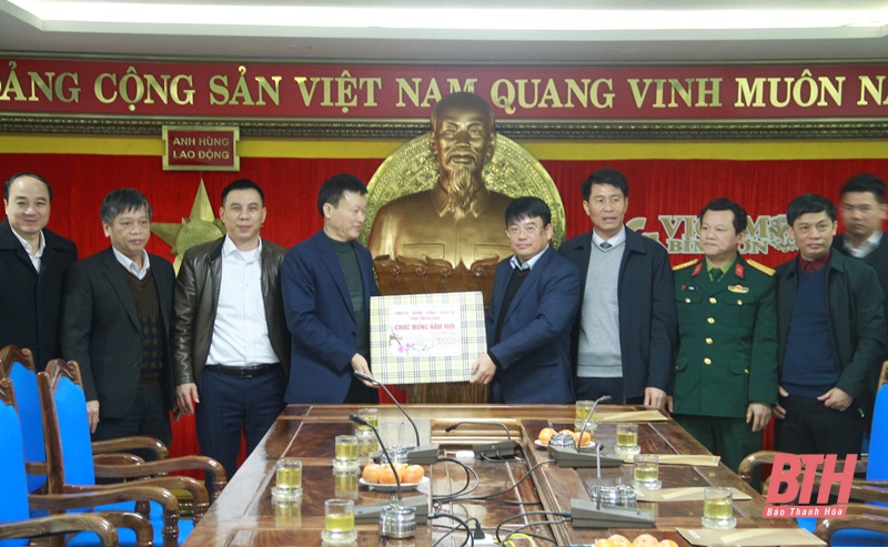 Trưởng ban Quản lý KKT Nghi Sơn và các Khu công nghiệp tỉnh kiểm tra tình hình sản xuất và đời sống của Nhân dân thị xã Bỉm Sơn