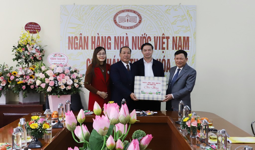 Phó Chủ tịch UBND tỉnh Nguyễn Văn Thi thăm và làm việc tại một số đơn vị tài chính và ngân hàng nhân dịp quyết toán tài chính cuối năm.