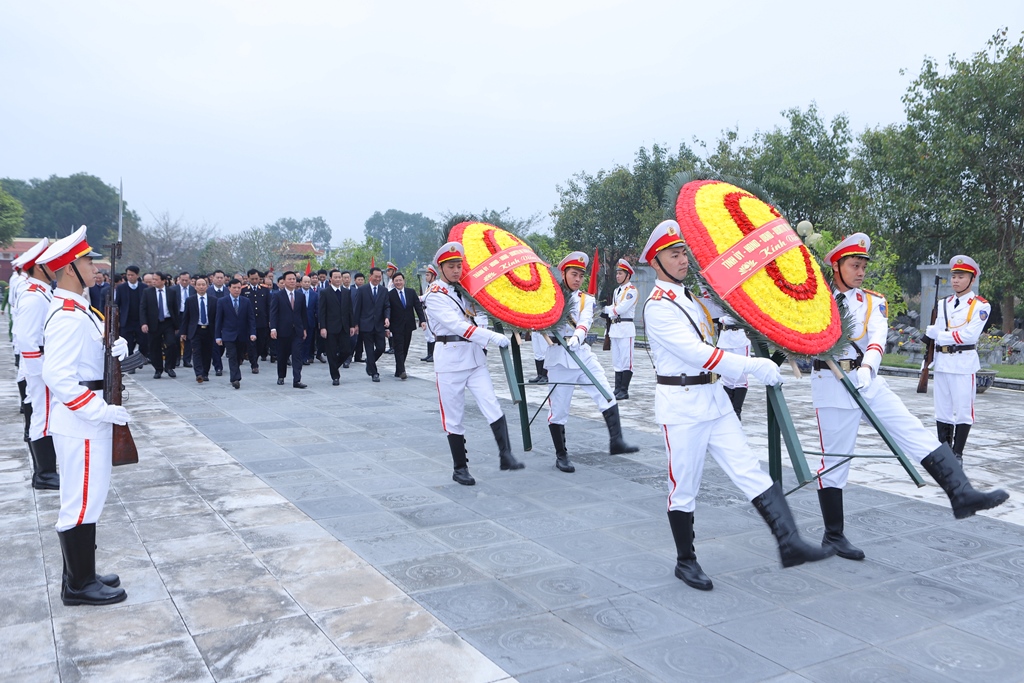 Các đồng chí lãnh đạo tỉnh dâng hoa, dâng hương tưởng nhớ Chủ tịch Hồ Chí Minh và các Anh hùng liệt sĩ nhân dịp Tết Nguyên đán Quý Mão