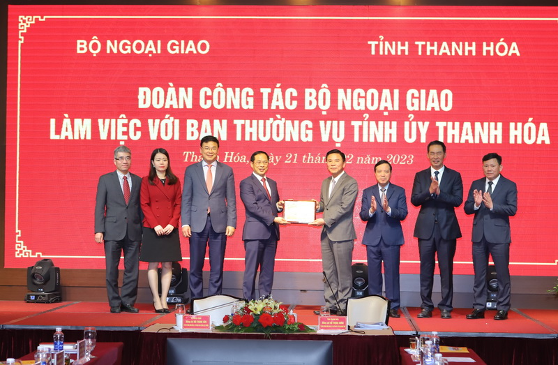 Bộ trưởng Bộ Ngoại giao Bùi Thanh Sơn cùng Đoàn công tác đến thăm và làm việc với Ban Thường vụ Tỉnh ủy Thanh Hóa.