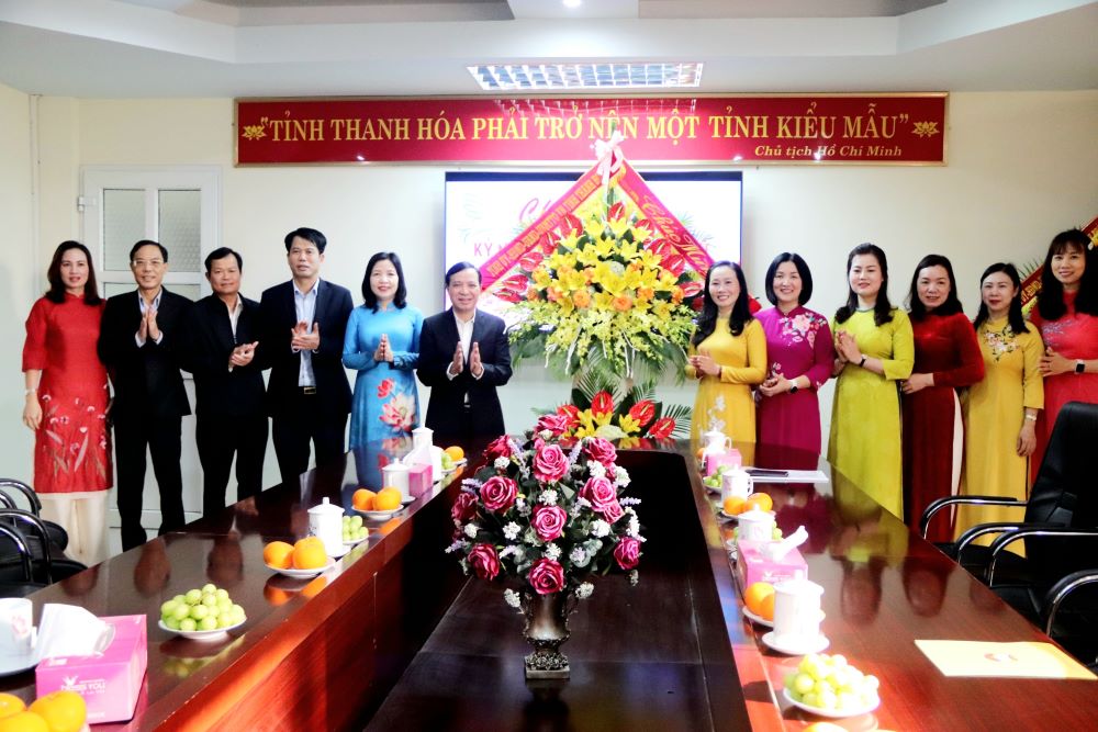 Các đồng chí lãnh đạo tỉnh chúc mừng Hội Liên hiệp Phụ nữ tỉnh nhân Ngày Quốc tế Phụ nữ 8/3.