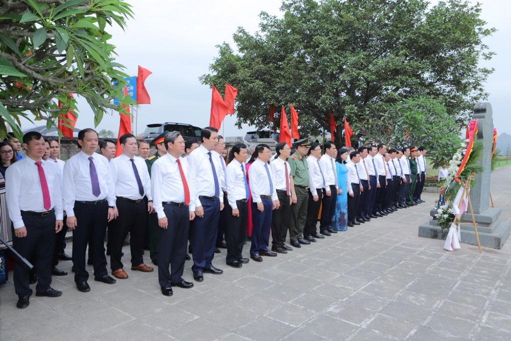 Đoàn đại biểu của tỉnh đi dâng hoa, dâng hương nhân dịp kỷ niệm 48 năm Ngày Giải phóng miền Nam, thống nhất đất nước (30/4/1975 - 30/4/2023)