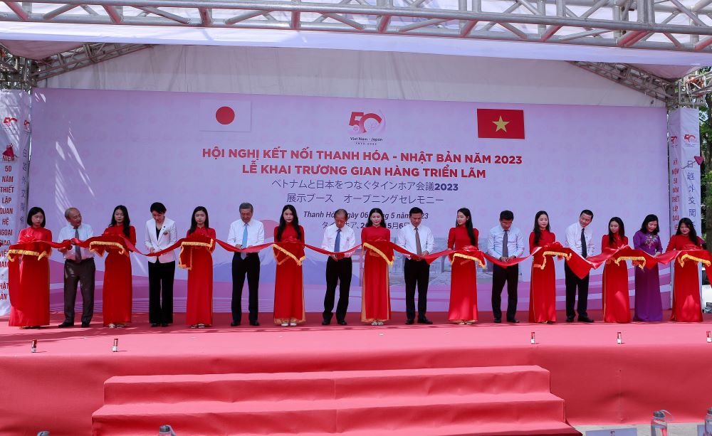Khai trương Gian hàng trưng bày sản phẩm thế mạnh của tỉnh Thanh Hóa và các tổ chức, doanh nghiệp Nhật Bản.