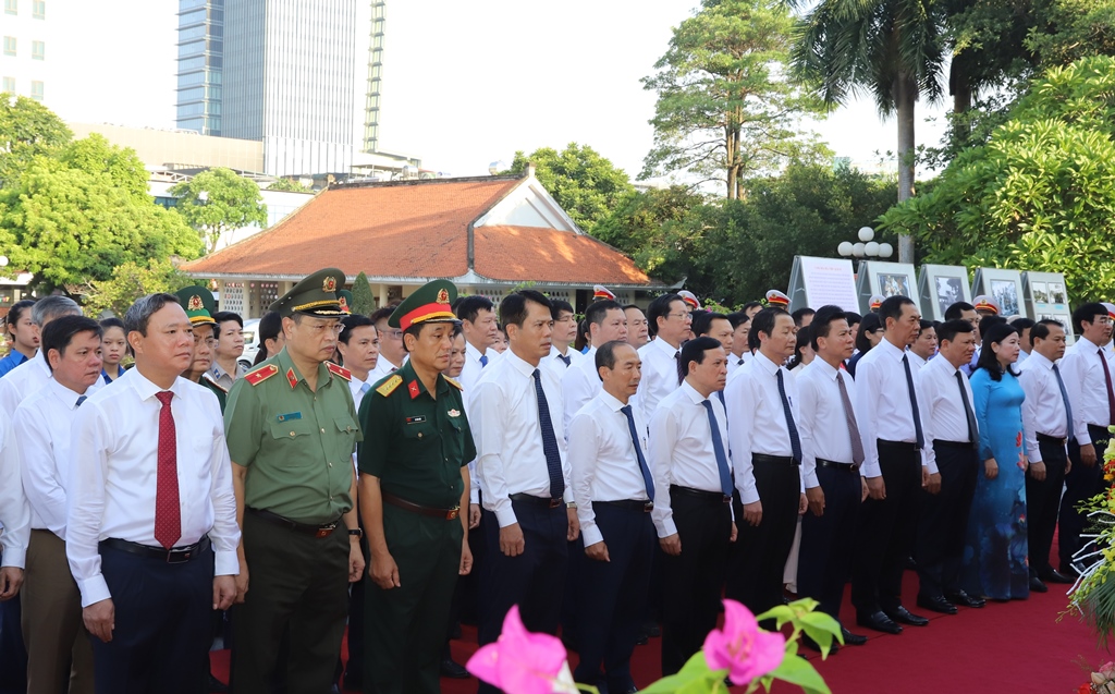 Đoàn Đại biểu tỉnh Thanh Hóa dâng hương tưởng niệm Chủ tịch Hồ Chí Minh, Mẹ Việt Nam Anh hùng và các Anh hùng liệt sĩ nhân dịp Quốc khánh Nước CHXHCN Việt Nam