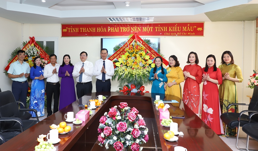 Các đồng chí lãnh đạo tỉnh chúc mừng Hội Liên hiệp phụ nữ tỉnh nhân ngày 20/10