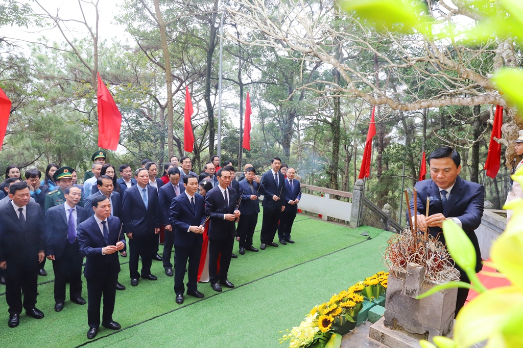 Các đồng chí lãnh đạo tỉnh dâng hoa, hương nhân kỷ niệm 77 năm ngày Bác Hồ lần đầu tiên về thăm Thanh Hóa