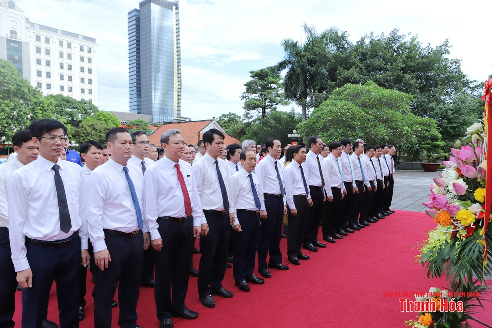 Đoàn đại biểu tỉnh Thanh Hóa dâng hoa, dâng hương tưởng niệm Chủ tịch Hồ Chí Minh nhân Kỷ niệm 100 năm ngày Báo chí cách mạng Việt Nam