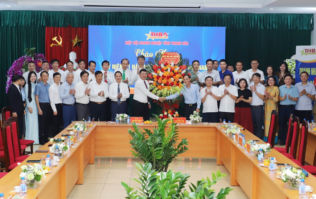 Phó Chủ tịch UBND tỉnh Đầu Thanh Tùng đi thăm, chúc mừng các đơn vị nhân Ngày Doanh nhân Việt Nam