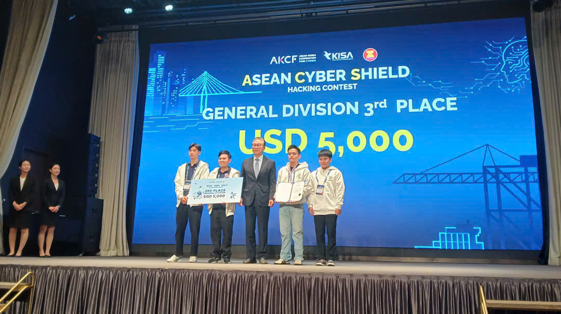 Đoàn sinh viên Việt Nam đã thể hiện xuất sắc trong cuộc thi an ninh mạng khu vực Đông Nam Á - ASEAN Cyber ​​Shield 2025, khi có 3/4 đội đạt giải thưởng, gồm 1 giải Nhất, 1 giải Nhì và 1 giải Ba.