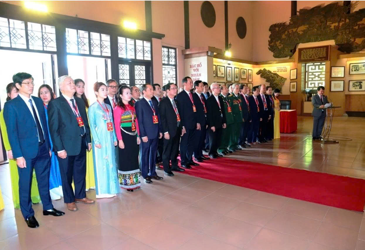 Đoàn đại biểu dự Đại hội MTTQ tỉnh Thanh Hóa lần thứ XVI dâng hương, báo công với Chủ tịch Hồ Chí Minh