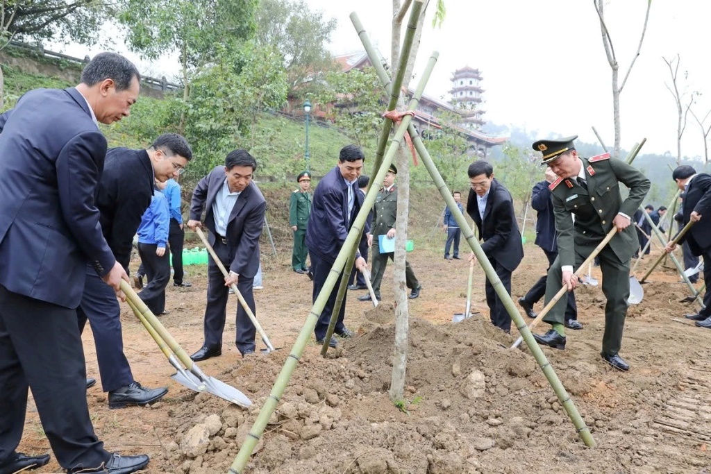 Các đồng chí lãnh đạo tỉnh phát động Tết trồng cây Xuân Bính Ngọ 2026