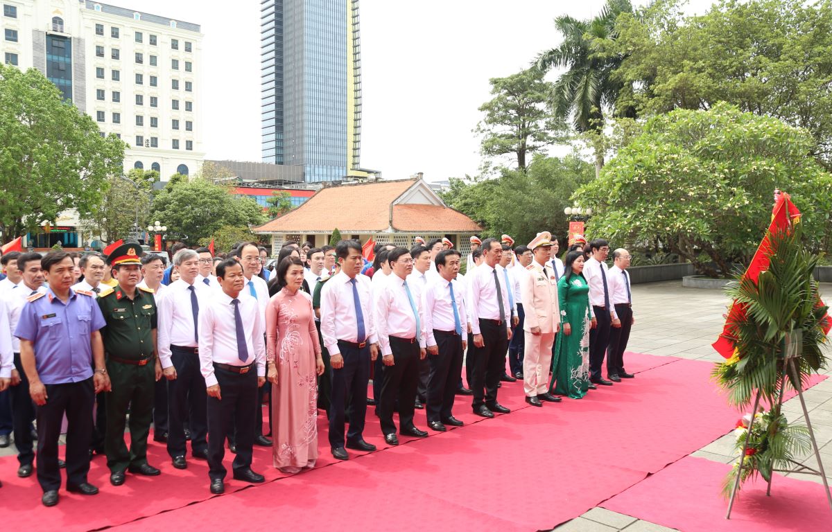 Các đồng chí lãnh đạo tỉnh dâng hương tưởng niệm Chủ tịch Hồ Chí Minh, Mẹ Việt Nam Anh hùng và các Anh hùng liệt sĩ
