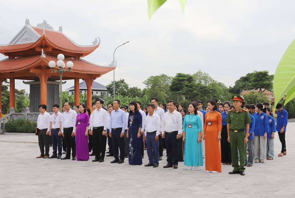 Phó Chủ tịch UBND tỉnh Lê Quang Hùng thăm, tặng quà các gia đình chính sách nhân ngày 27/7